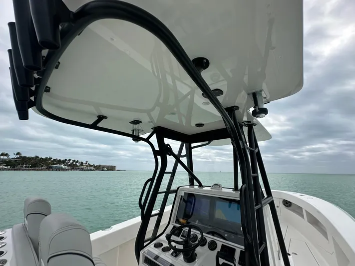  Yacht Photos Pics 2024 SeaVee 322z boat console with ocean view and overcast sky.