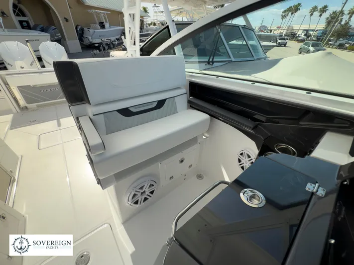  Yacht Photos Pics 2024 Blackfin 272 DC boat interior with seating and dashboard, displayed at Sovereign Yachts.