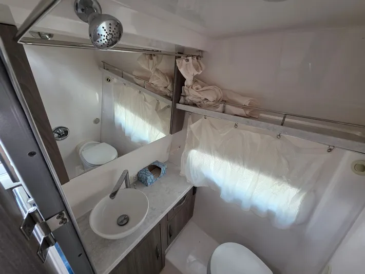  Yacht Photos Pics 2021 REGAL 33 XO - Image 24