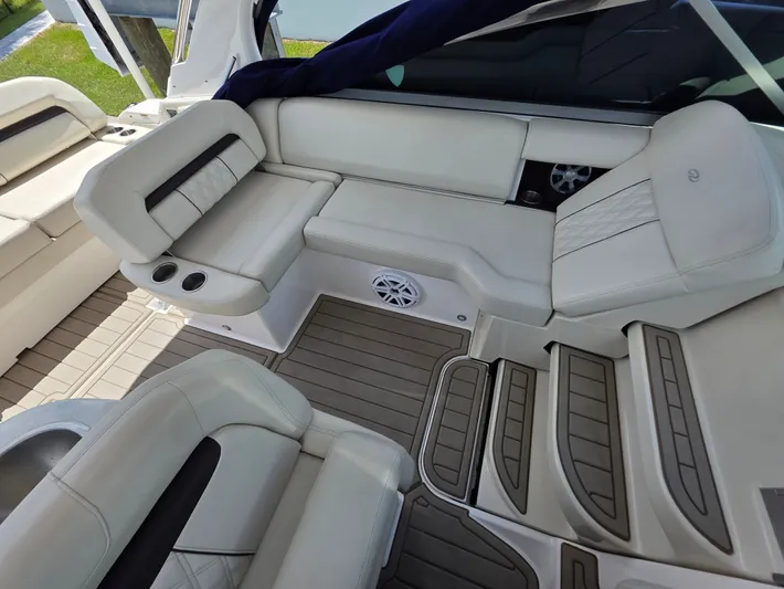  Yacht Photos Pics 2021 REGAL 33 XO - Image 19
