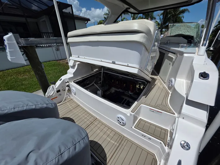 Yacht Photos Pics 2021 REGAL 33 XO - Image 9