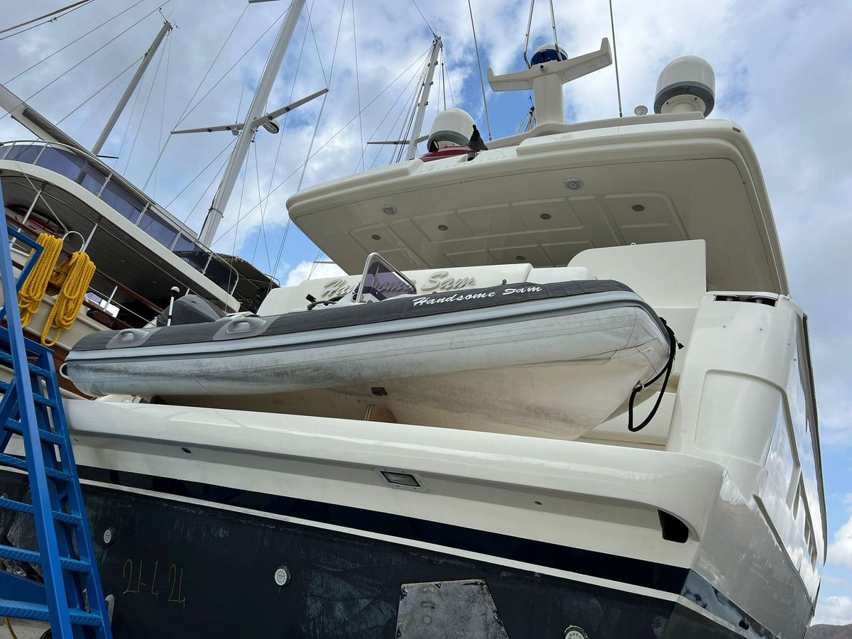 2005 Ferretti Yachts 74 