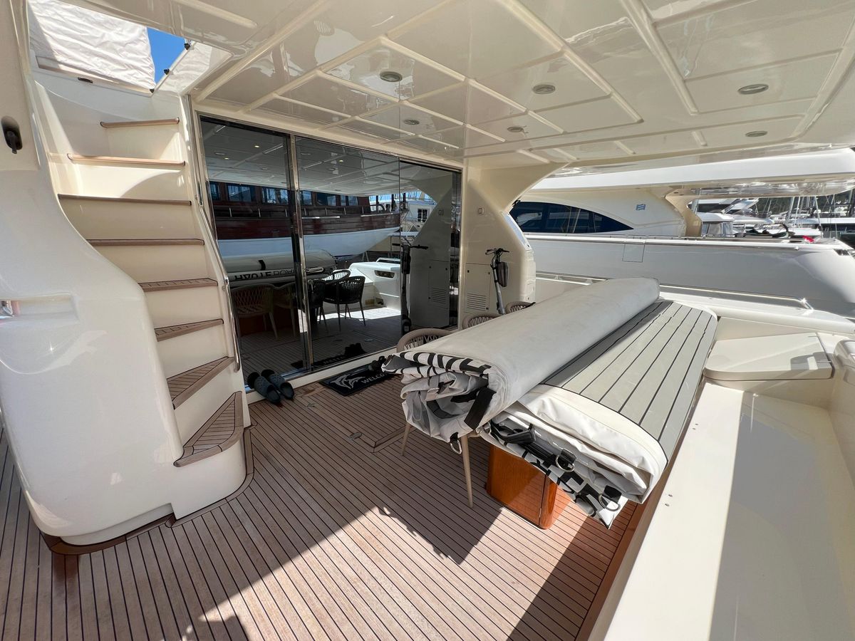 2005 Ferretti Yachts 74 