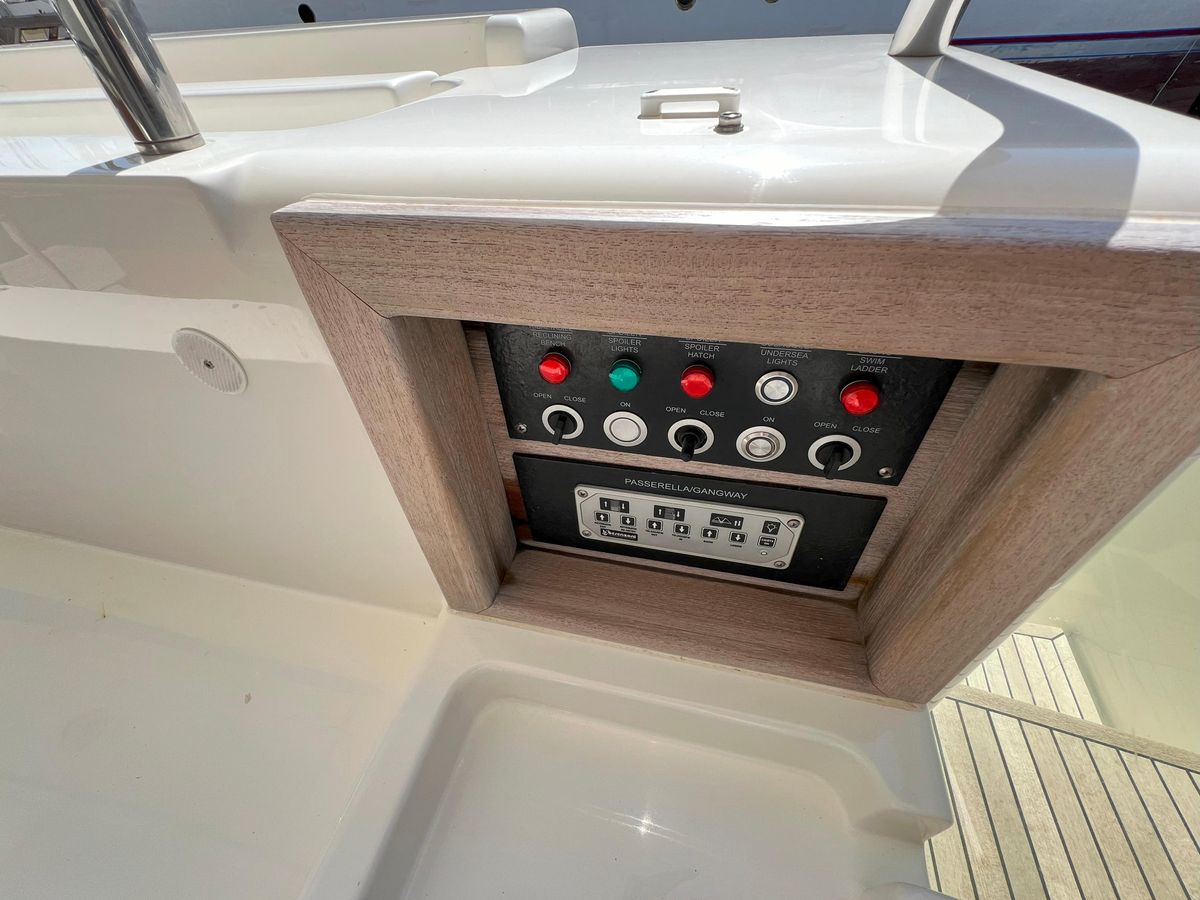 2005 Ferretti Yachts 74 