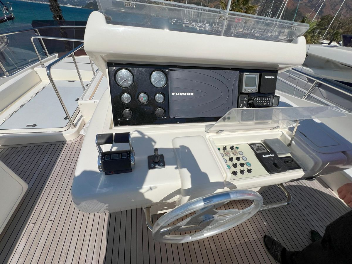 2005 Ferretti Yachts 74 