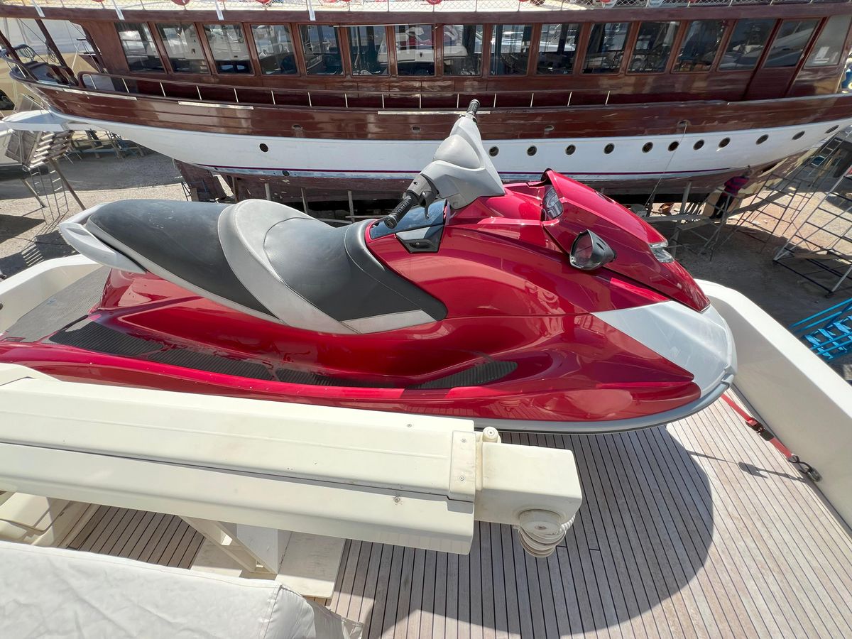 2005 Ferretti Yachts 74 