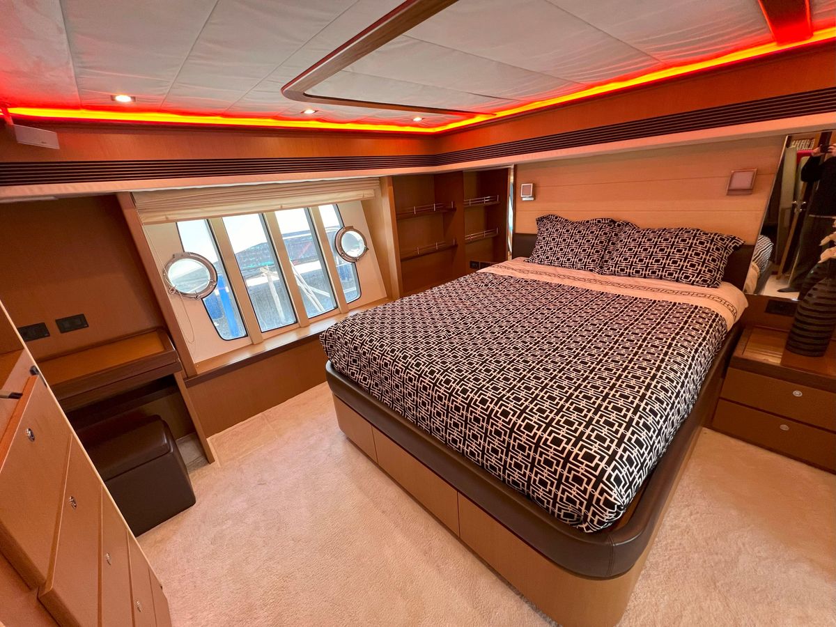 2005 Ferretti Yachts 74 