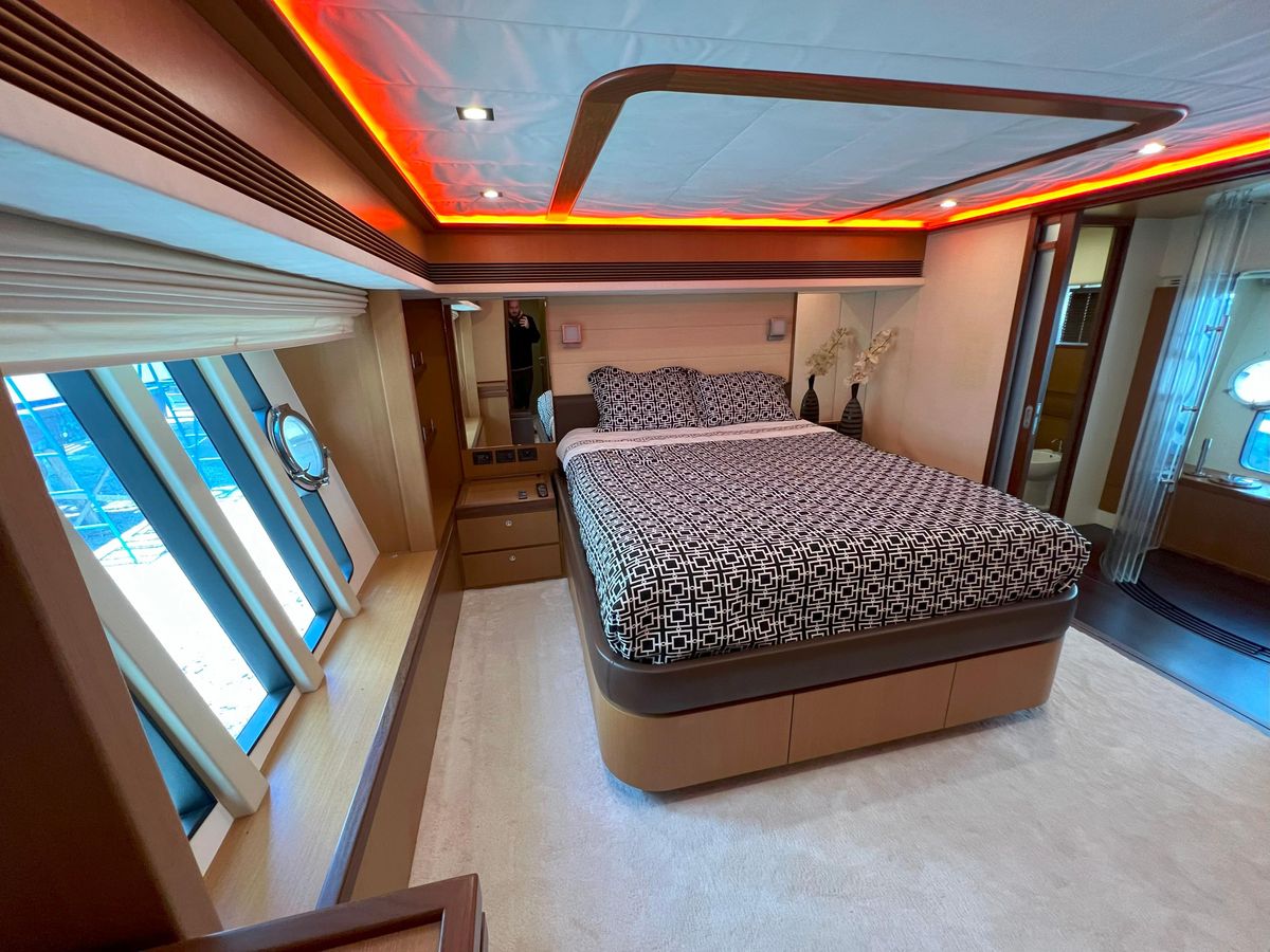 2005 Ferretti Yachts 74 
