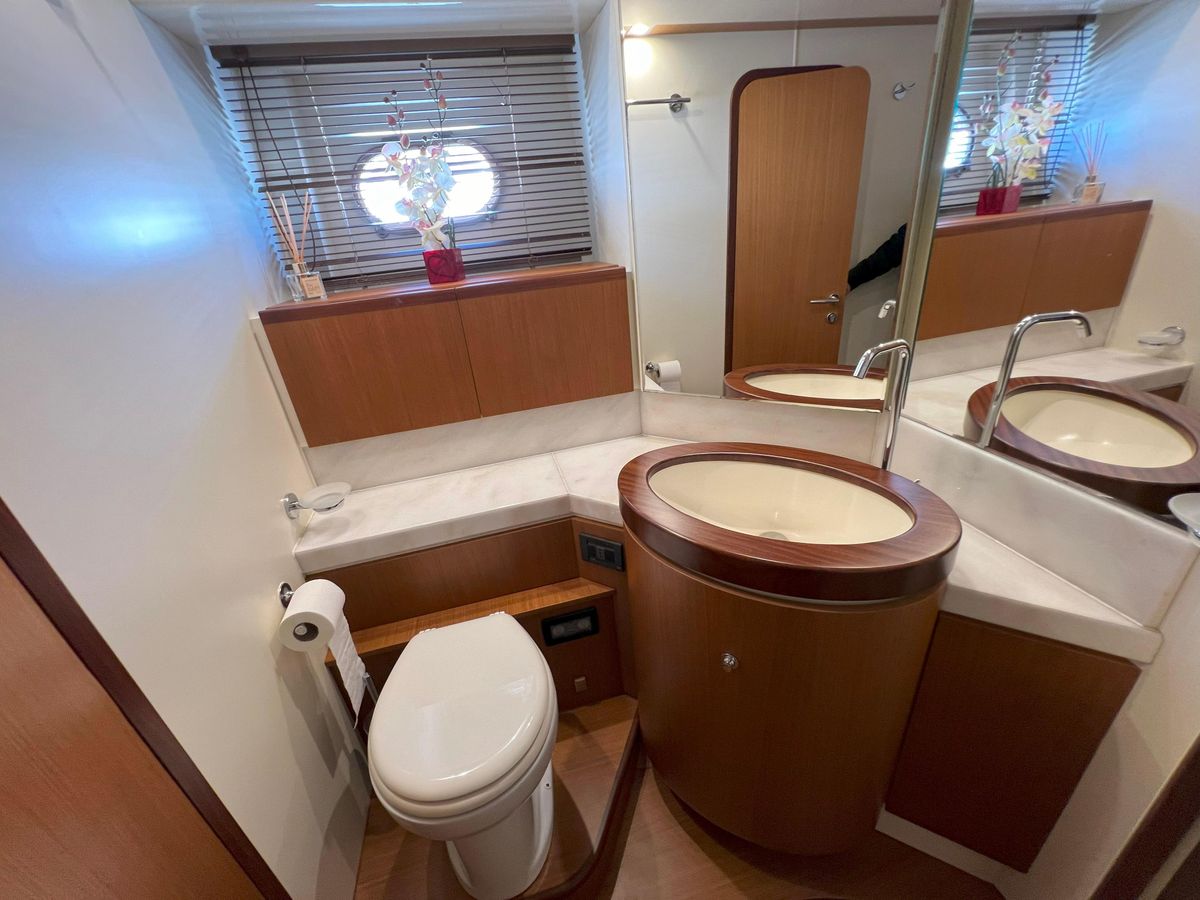 2005 Ferretti Yachts 74 