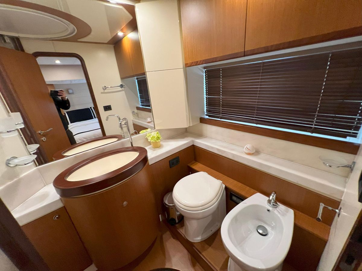 2005 Ferretti Yachts 74 