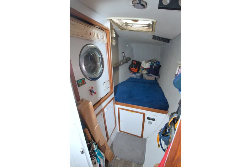 Scout Yacht Photos Pics 1996 Manta 40 interior cabin with bed, storage, and washing machine.