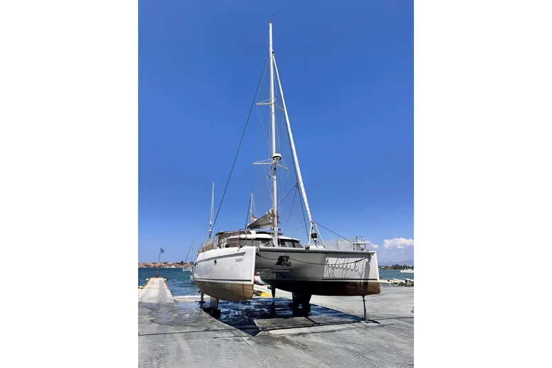 Searenity Yacht Photos Pics 2005 Fountaine Pajot LAVEZZI 40 catamaran on dock under clear blue sky.