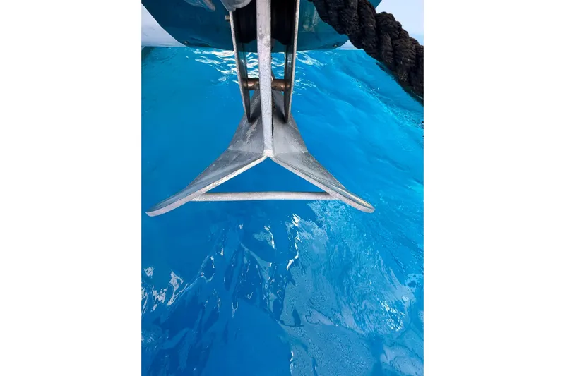 Searenity Yacht Photos Pics Anchor of 2005 Fountaine Pajot LAVEZZI 40 over clear blue water.