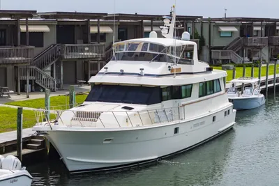 Hatteras 70 Cockpit Motoryacht