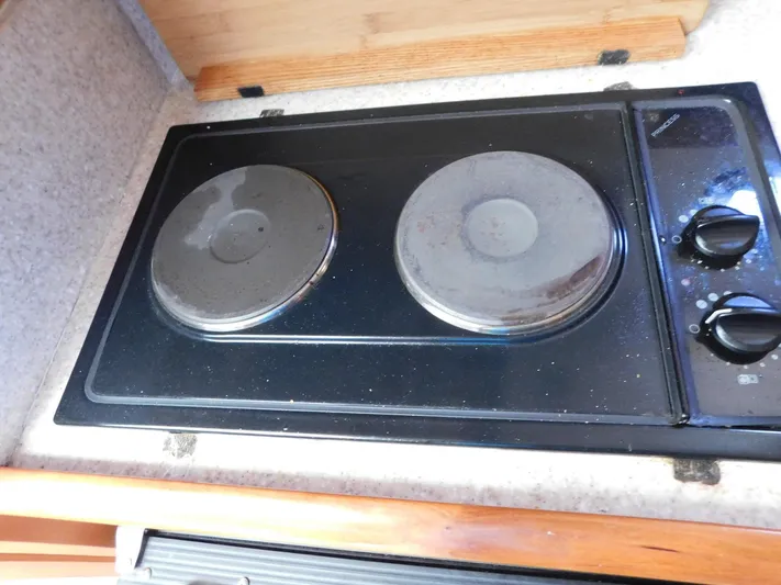 Calm Yacht Photos Pics Electric stove in 2005 Mainship 34 Rum Runner boat kitchen.