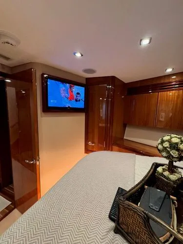  Yacht Photos Pics 2008 Hatteras 64 My - Image 17