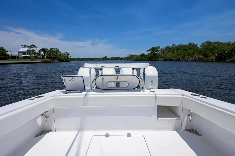 Southern Accent Yacht Photos Pics Bahama 41 Southern Accent - Livewell