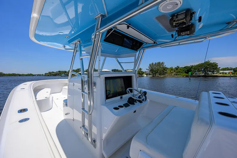 Southern Accent Yacht Photos Pics Bahama 41 Southern Accent - Electronics and Seating