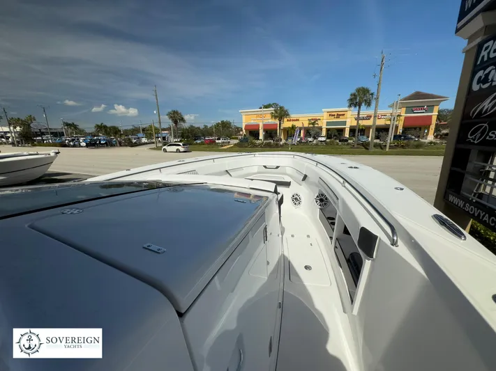 400-102 Yacht Photos Pics 2024 Blackfin 400 boat on display at Sovereign Yachts dealership.