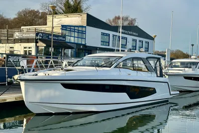 2025 Sealine S335