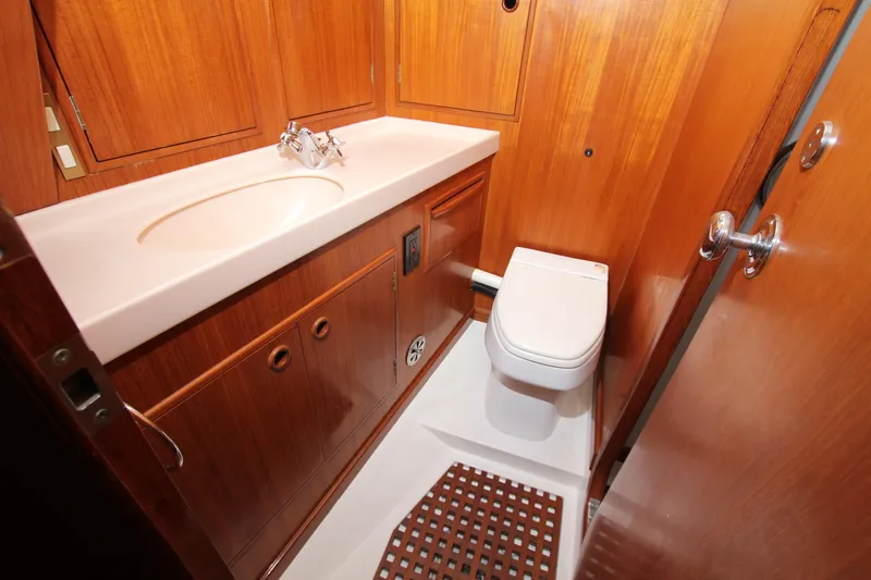 Melinka Yacht Photos Pics S aft guest head