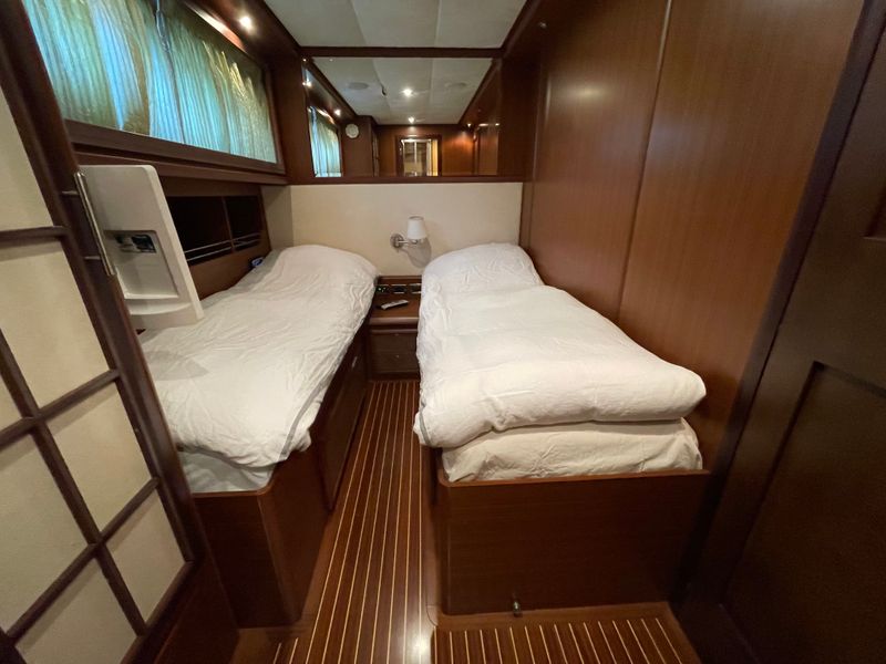 2006 Mochi Craft 74' Dolphin