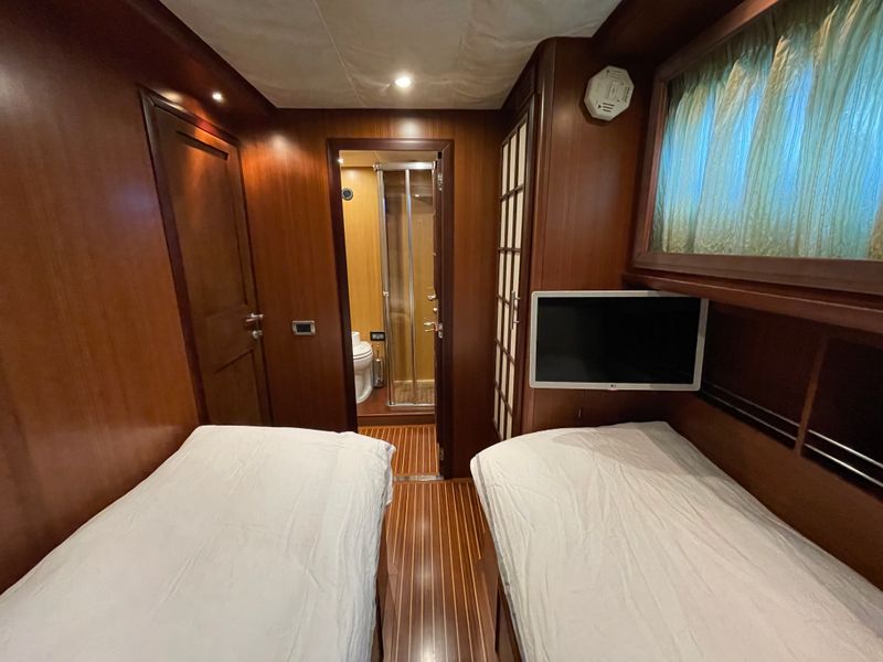 2006 Mochi Craft 74' Dolphin