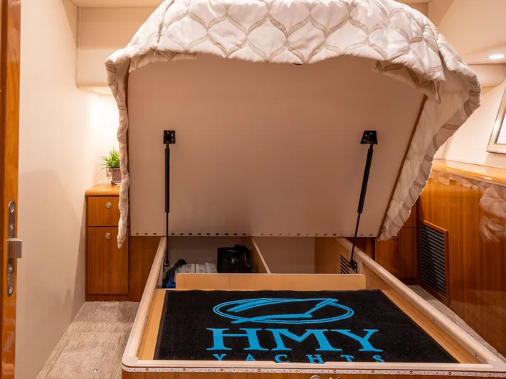 Lucia B Yacht Photos Pics 