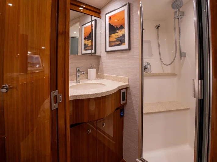 Lucia B Yacht Photos Pics 