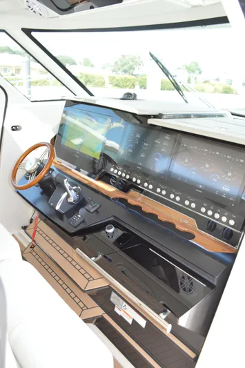 Lisa Marie Yacht Photos Pics Tiara 48 LS - Helm (2)