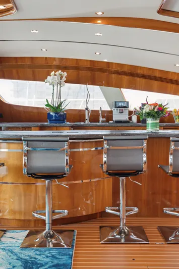 Sur L'eau Yacht Photos Pics 