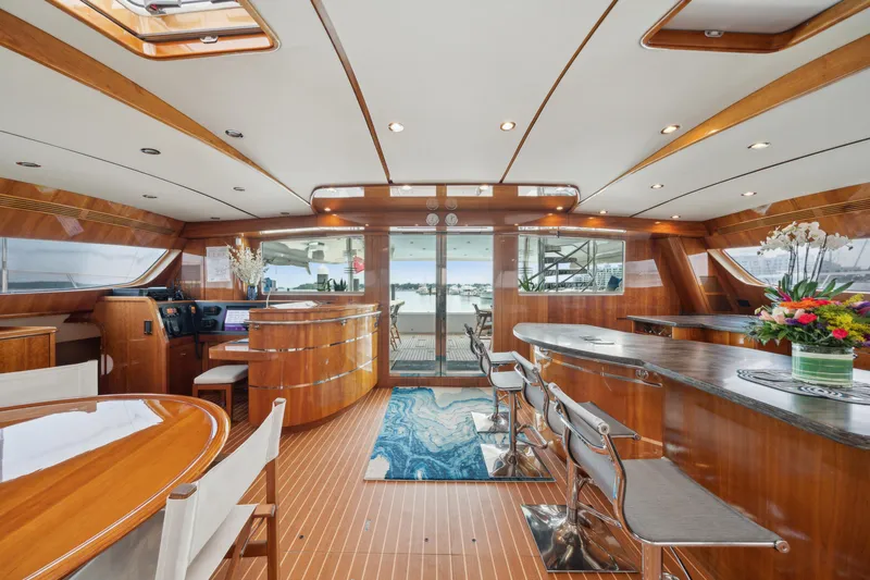 Sur L'eau Yacht Photos Pics 