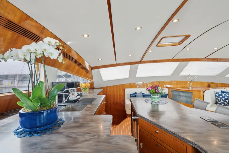 Sur L'eau Yacht Photos Pics 