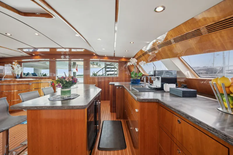 Sur L'eau Yacht Photos Pics 