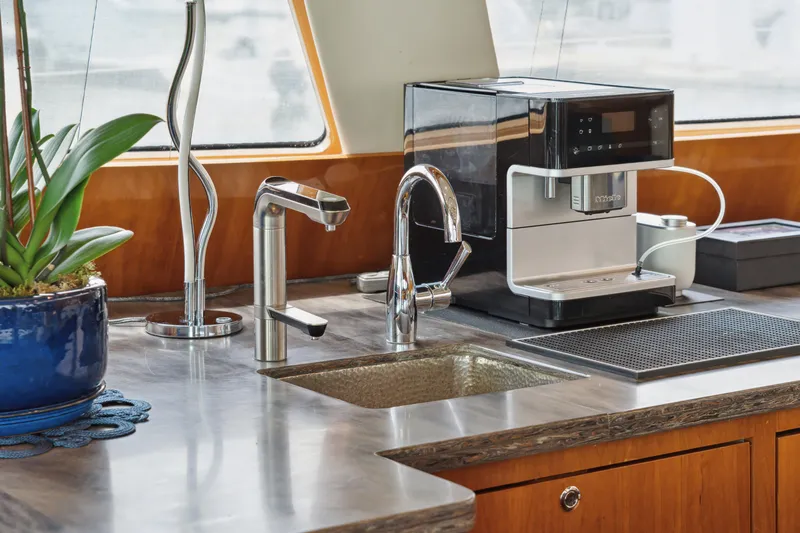 Sur L'eau Yacht Photos Pics 