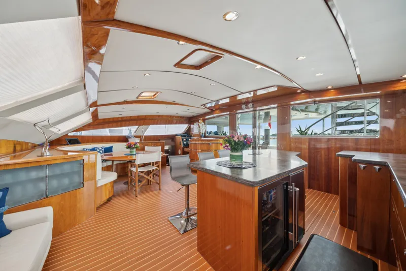 Sur L'eau Yacht Photos Pics 