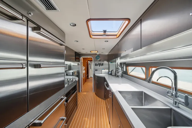 Sur L'eau Yacht Photos Pics 