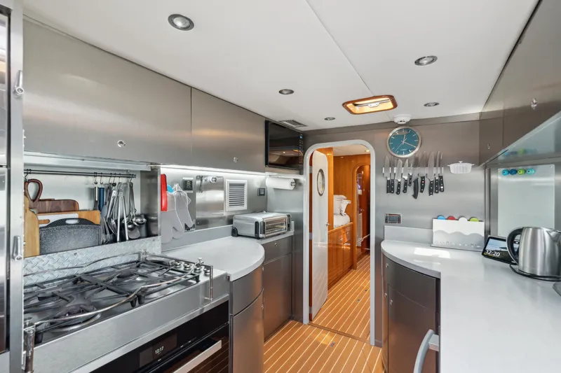 Sur L'eau Yacht Photos Pics 