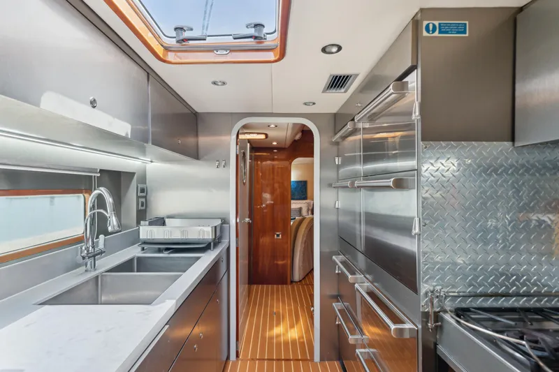 Sur L'eau Yacht Photos Pics 