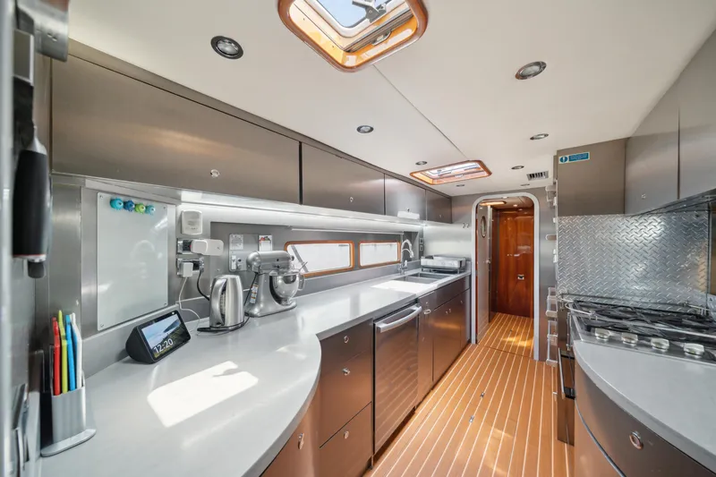 Sur L'eau Yacht Photos Pics 