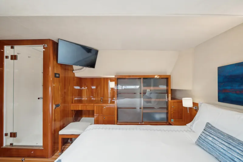 Sur L'eau Yacht Photos Pics 