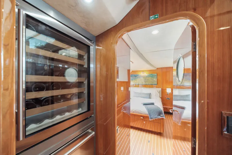 Sur L'eau Yacht Photos Pics 