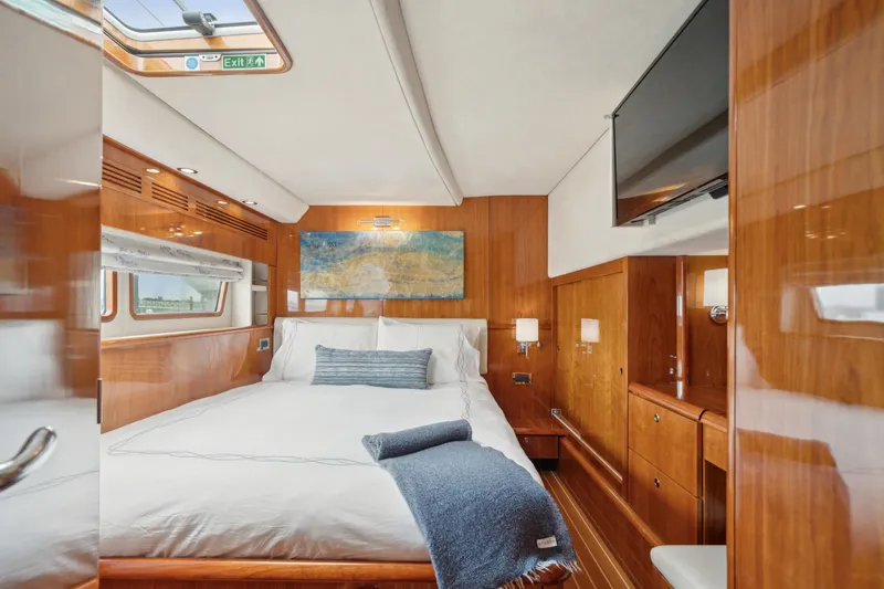 Sur L'eau Yacht Photos Pics 