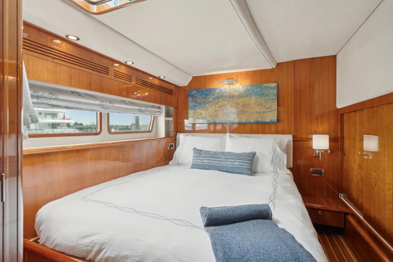 Sur L'eau Yacht Photos Pics 