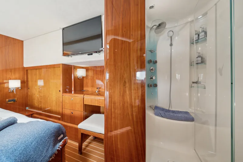 Sur L'eau Yacht Photos Pics 