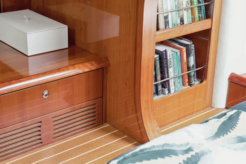 Sur L'eau Yacht Photos Pics 