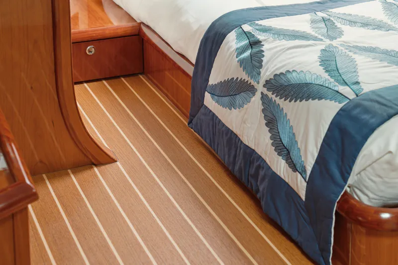 Sur L'eau Yacht Photos Pics 