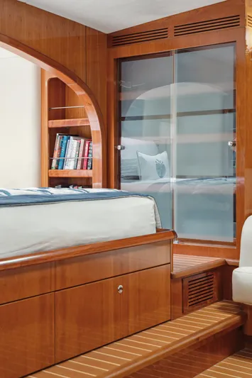 Sur L'eau Yacht Photos Pics 