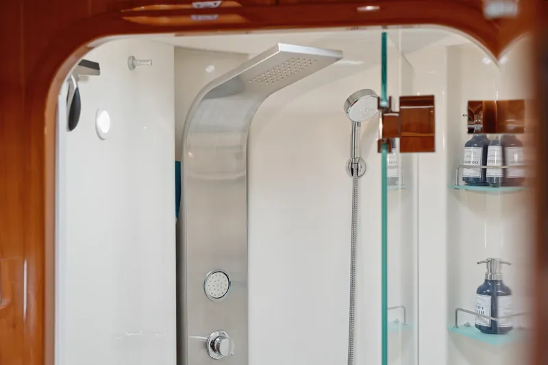 Sur L'eau Yacht Photos Pics 