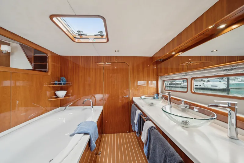 Sur L'eau Yacht Photos Pics 